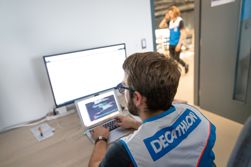 Francis, conseiller sportif en randonnée, apprend à coder avec Décathlon.